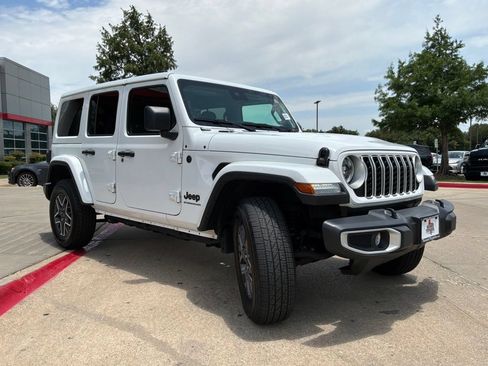 Used 2025 Jeep Wrangler Unlimited Sahara AWD/4WD image 4
