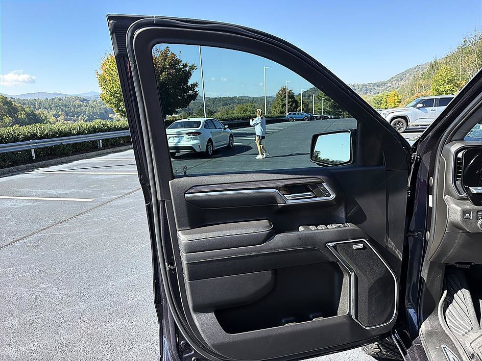 Used 2024 Chevrolet Tahoe High Country w/ Premium Package AWD/4WD image 10