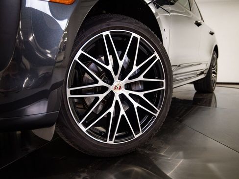 Certified 2024 Porsche Macan AWD/4WD image 12