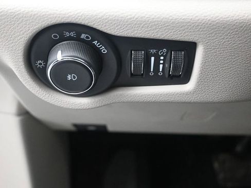 Used 2023 Chrysler Pacifica Touring-L image 11