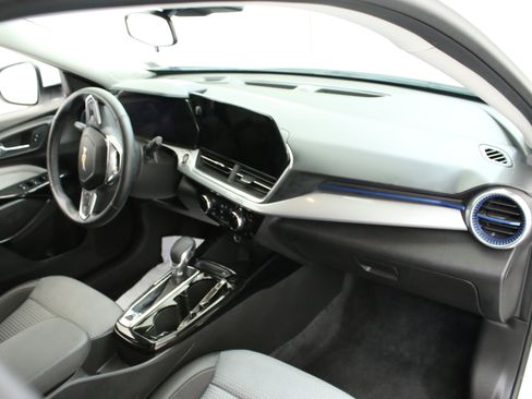 Used 2024 Chevrolet Trax LT w/ LT Convenience Package FWD image 5