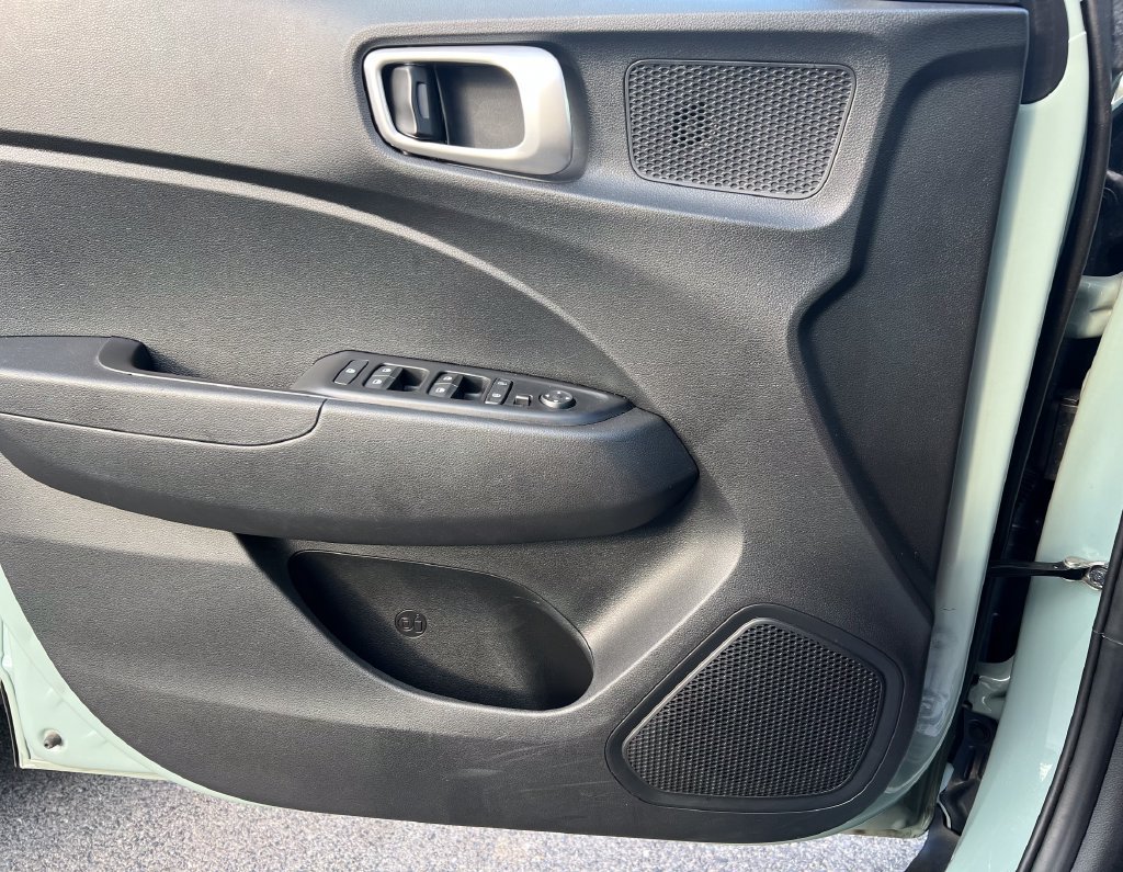 Used 2025 Hyundai Venue SEL FWD image 17