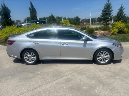 Used 2013 Toyota Avalon XLE FWD image 2