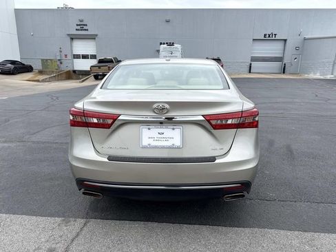 Used 2018 Toyota Avalon XLE Premium image 3