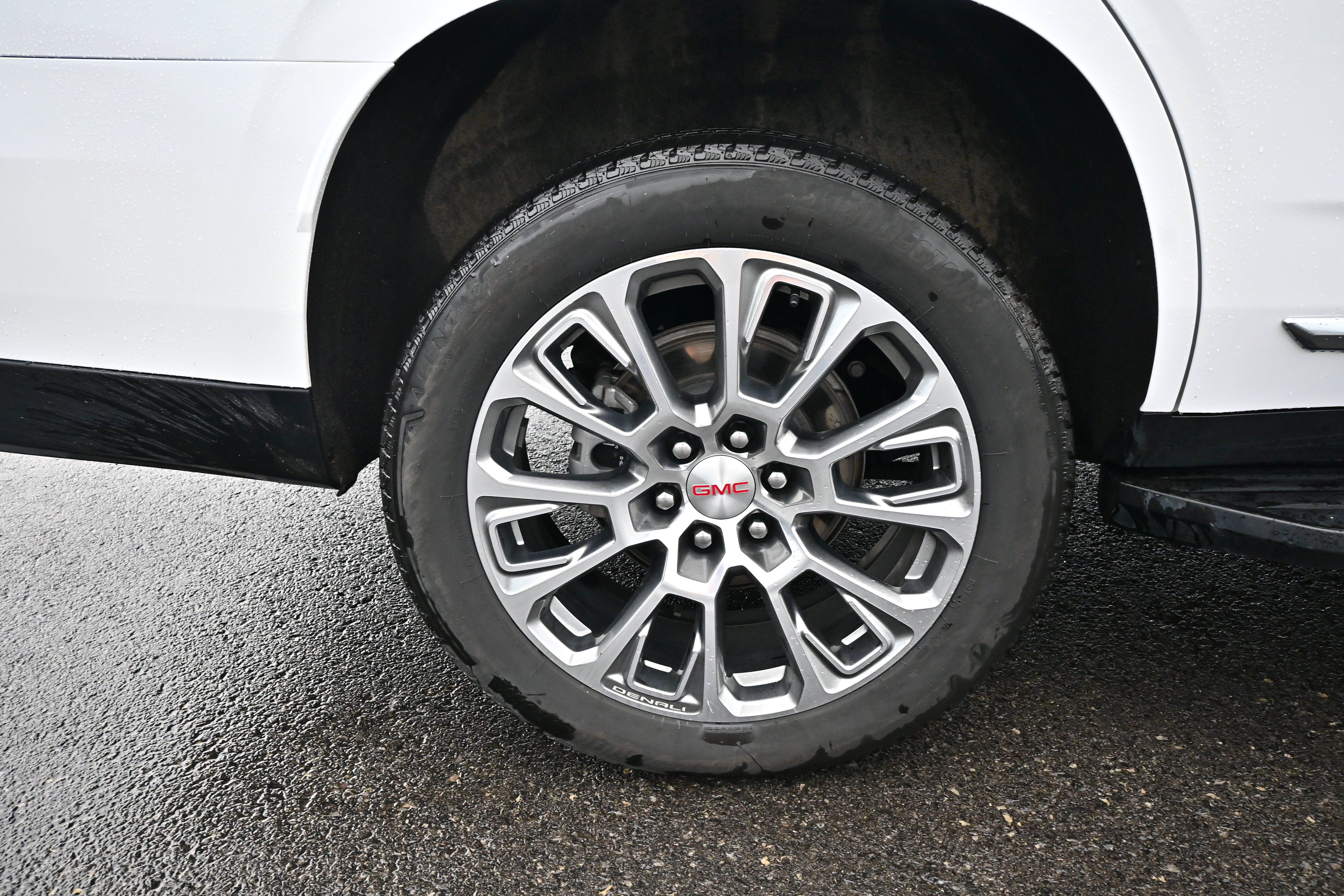 Used 2025 GMC Yukon Denali AWD/4WD image 9