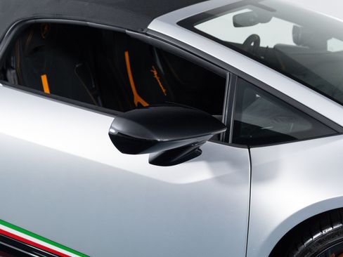 Used 2018 Lamborghini Huracan Performante AWD/4WD image 18