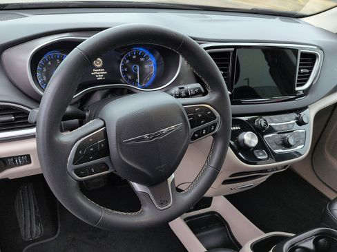Used 2023 Chrysler Pacifica Touring-L FWD image 9