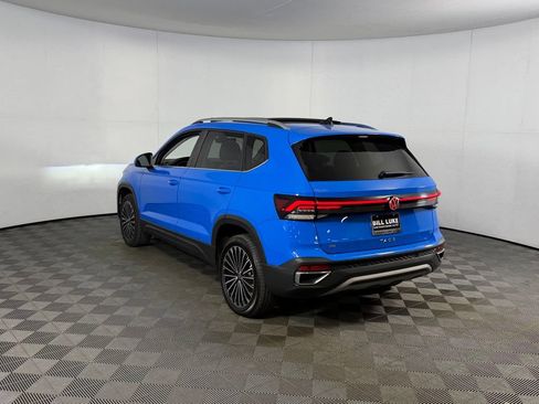 Used 2025 Volkswagen Taos SE w/ Panoramic Sunroof Package FWD image 9