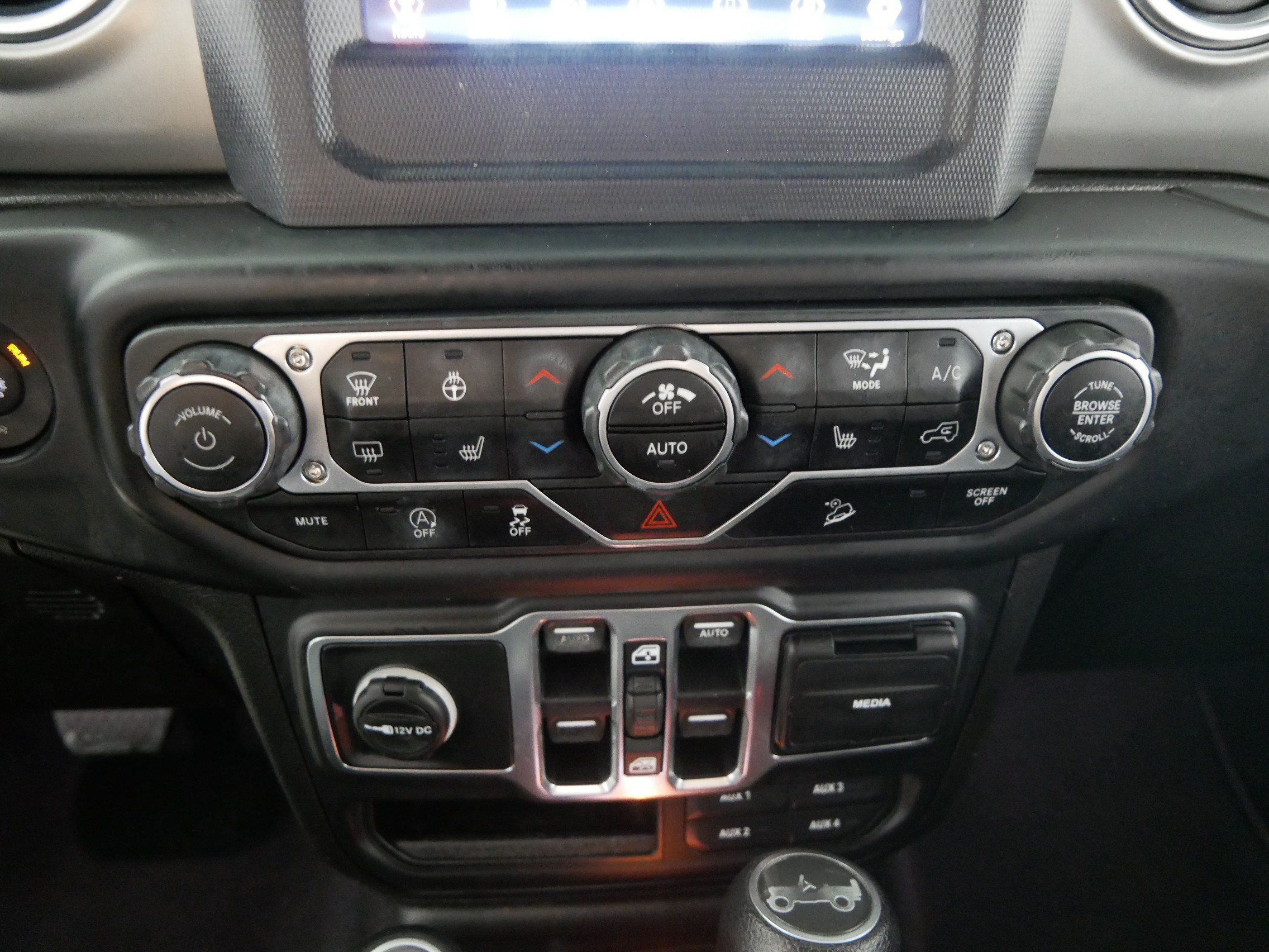 Used 2018 Jeep Wrangler Unlimited Sahara AWD/4WD image 23