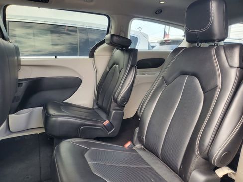 Used 2024 Chrysler Pacifica Touring-L image 36