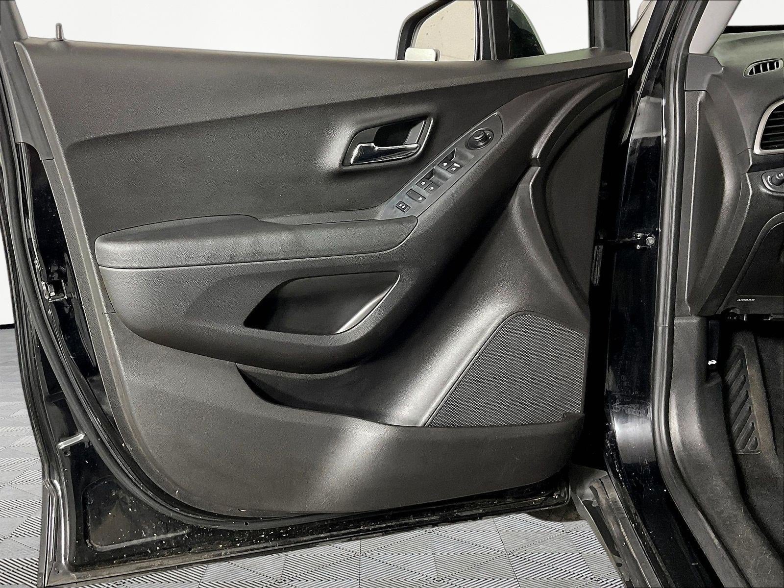 Used 2018 Chevrolet Trax LT FWD image 19