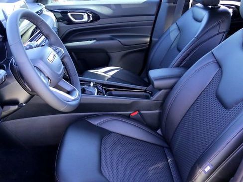 New 2026 Jeep Compass Latitude image 9