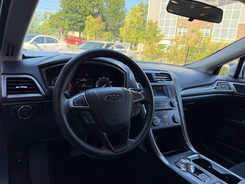 Used 2017 Ford Fusion SE FWD image 10