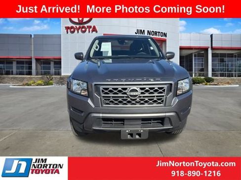 Used 2022 Nissan Frontier SV image 2
