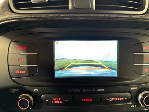 Used 2014 Kia Soul ! FWD image 22