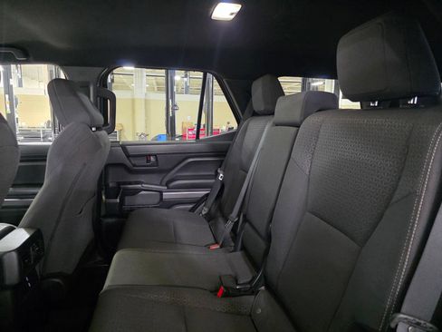 Used 2025 Toyota 4Runner SR5 AWD/4WD image 15