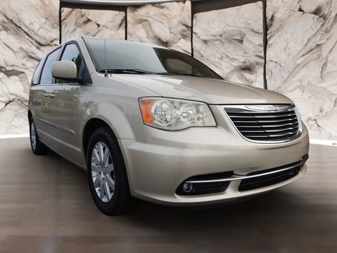 Used 2014 Chrysler Town & Country Touring FWD image 4