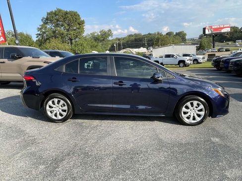 Used 2025 Toyota Corolla LE image 2
