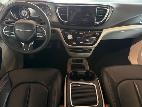 Used 2023 Chrysler Pacifica Touring-L FWD image 17