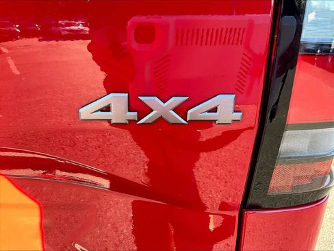 Used 2025 Nissan Frontier SV image 27