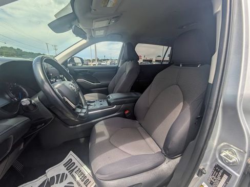 Used 2023 Toyota Highlander LE AWD/4WD image 10