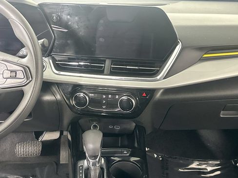 Used 2025 Chevrolet Trax LT FWD image 18