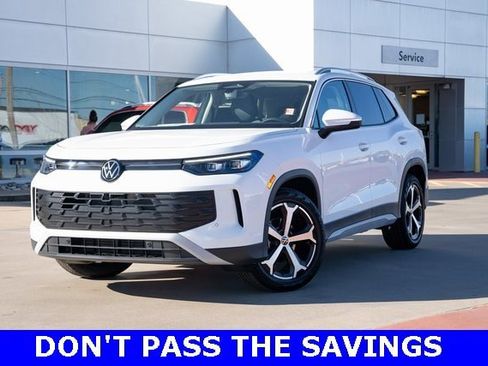 New 2025 Volkswagen Tiguan SE image 2