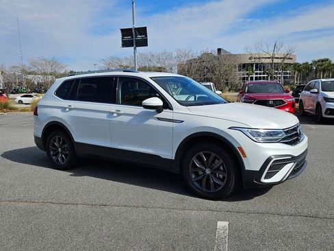 Used 2023 Volkswagen Tiguan SE w/ Panoramic Sunroof Package image 2