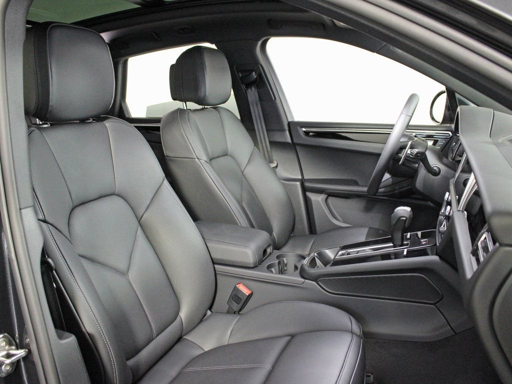 Certified 2026 Porsche Macan AWD/4WD image 37