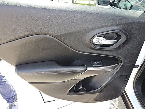 Certified 2021 Jeep Cherokee Latitude Plus w/ Sun & Sound Group image 18