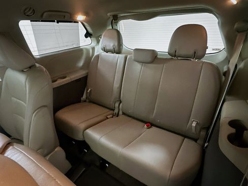 Used 2015 Toyota Sienna XLE image 28