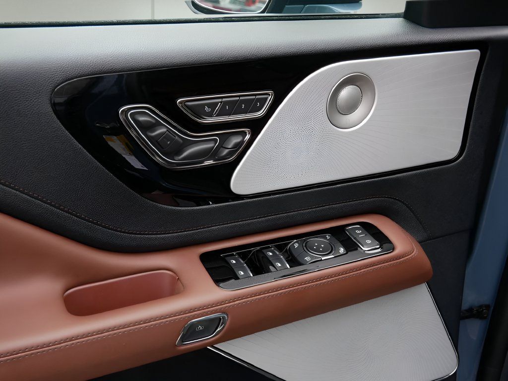 Used 2026 Lincoln Aviator Reserve AWD/4WD image 17