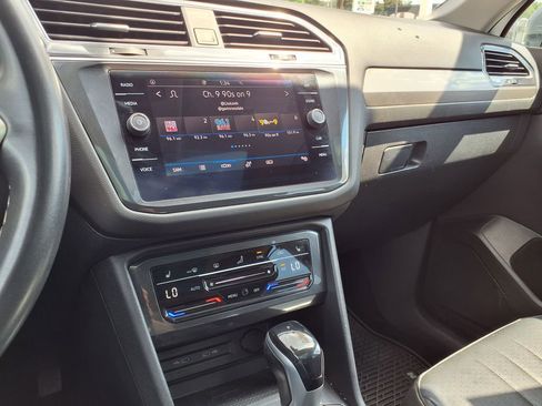Used 2022 Volkswagen Tiguan SE w/ Panoramic Sunroof Package FWD image 29