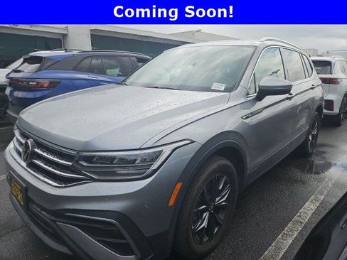 Used 2023 Volkswagen Tiguan SE image 1