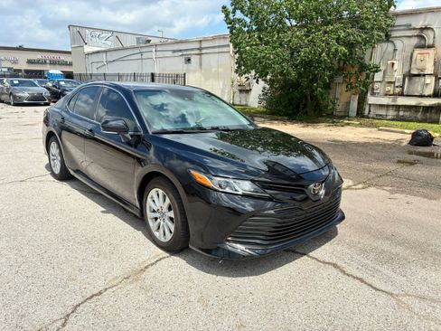 Used 2020 Toyota Camry LE w/ Convenience Package FWD image 2