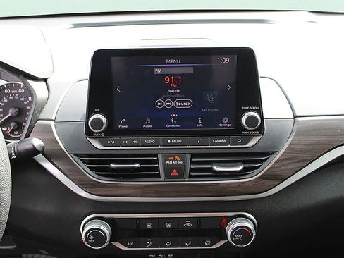 Used 2024 Nissan Altima 2.5 SV image 17