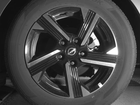 Used 2025 Nissan Sentra SV FWD image 14