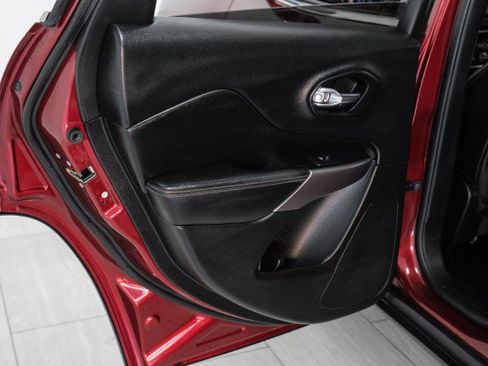 Used 2019 Jeep Cherokee Limited image 38