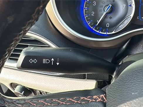 Used 2018 Chrysler Pacifica Touring-L image 15