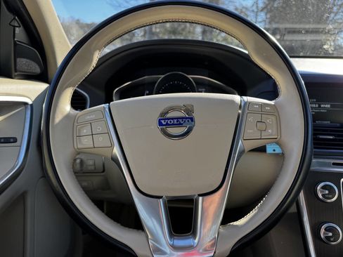 Used 2015 Volvo XC60 T5 Premier w/ Proximity Package image 17