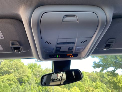 Used 2023 Chevrolet Equinox Premier FWD image 32