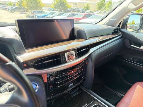 Used 2019 Lexus LX 570 4WD w/ Luxury Package image 28