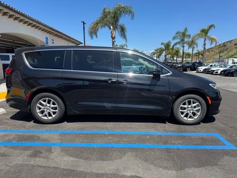 Certified 2023 Chrysler Pacifica Touring-L image 6