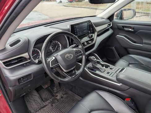 Used 2022 Toyota Highlander XLE image 16