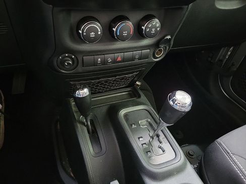 Used 2018 Jeep Wrangler Unlimited Sahara image 16