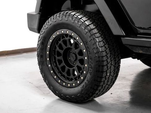 Used 2018 Jeep Wrangler Unlimited Sahara w/ Connectivity Group image 50