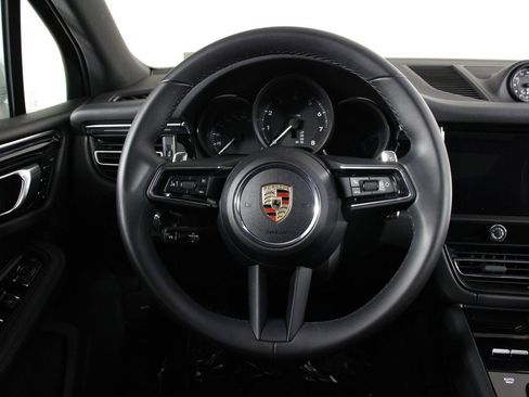 Certified 2025 Porsche Macan image 12
