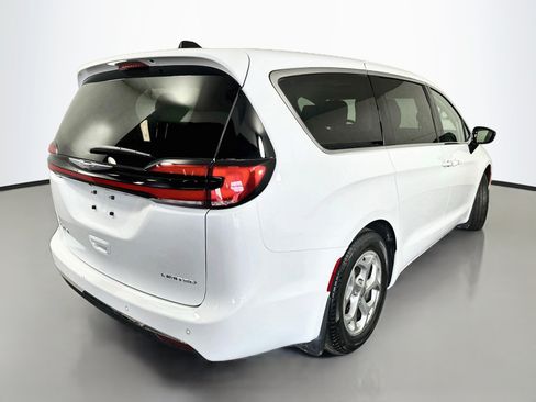 Used 2024 Chrysler Pacifica Limited FWD image 7