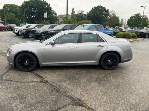 Used 2013 Chrysler 300 S RWD image 2