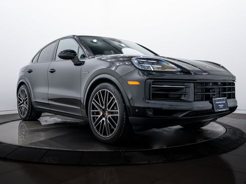 Certified 2025 Porsche Cayenne S image 9
